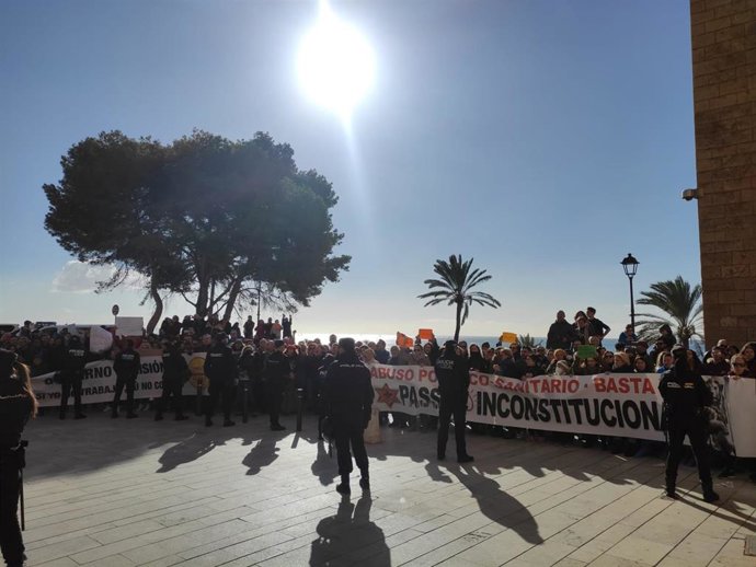 Más de 300 personas se concentran frente al Palacio Real de la Almudaina, durante el Día de la Constitución.