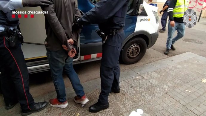 Agents de Mossos d'Esquadra i de la Gurdia Urbana detenen quatre homes en el districte de Collblanc-La Torrassa de L'Hospitalet de Llobregat