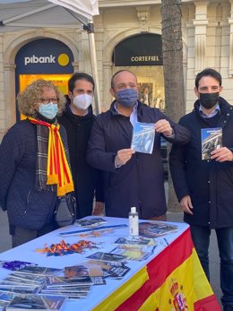 El presidente del PP catalán, Alejandro Fernández, celebra el Día de la Constitución