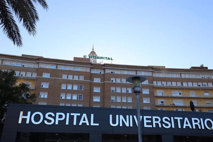 Fachada principal del Hospital Universitario Virgen del Rocío de Sevilla.
