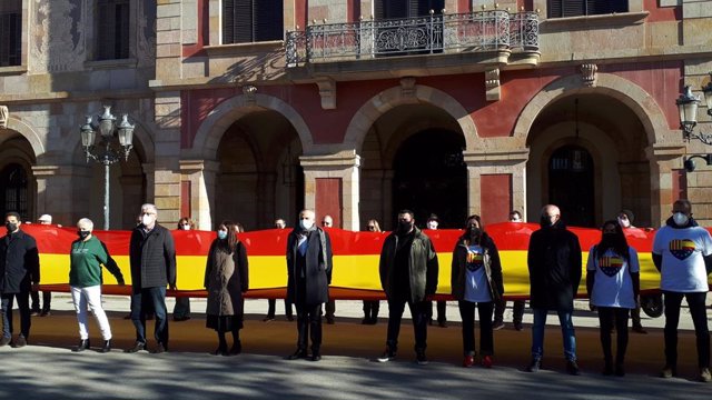 El líder de Cs en el Parlament de Catalunya, Carlos Carrizosa, i membres del partit davant la Càmera catalana a Barcelona