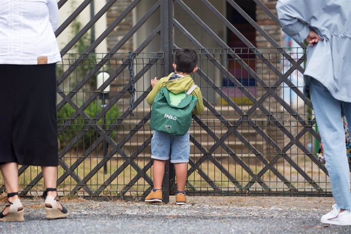 Archivo - Un niño se asoma a las puertas del CEIP Manuel Mallo de Nadela, durante el primer día del curso escolar 2021-2022 en Educación Infantil y Primaria