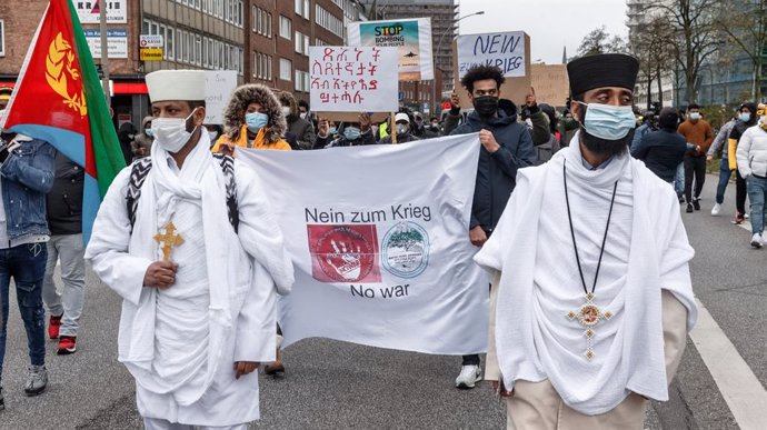 Archivo - 28 November 2020, Hamburg: Demonstrators hold a banner with the inscription "No War" as they protest against the developing conflict in Ethiopia. Ethiopia's government launched an offensive against the Tigray People's Liberation Front (TPLF), 