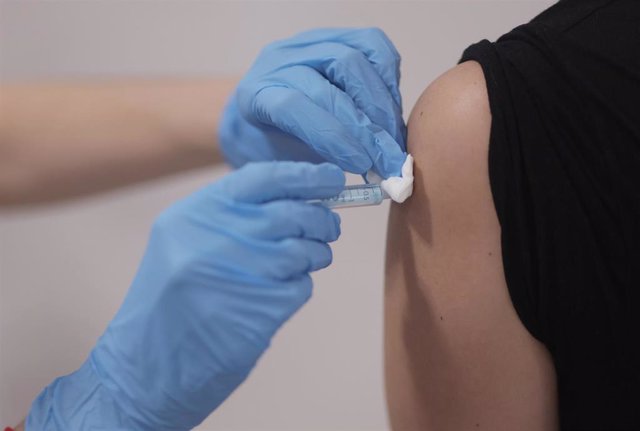 Archivo - Una persona recibe la vacuna contra la covid.