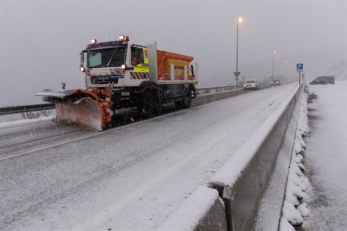 Una máquina quitanieves quita la nieve de las carreteras del Puerto de Navacerrada, a 22 de noviembre de 2021, en Madrid, (España). 