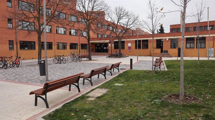 Obras en la plaza de la calle Bretón.
