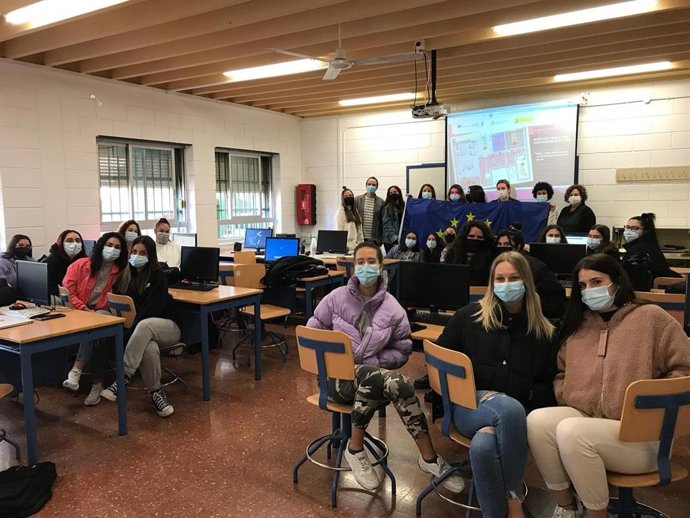 Un programa de inmersión activa difunde entre jóvenes en situación de vulnerabilidad el programa de movilidad Erasmus+