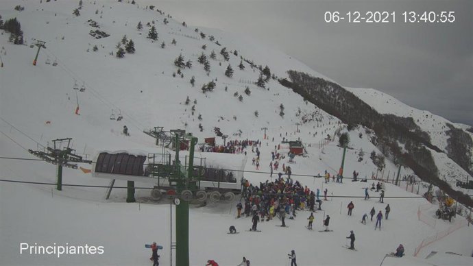 Imagen de una de las cámaras web de la estación de esquí, donde se aprecia la gran cantidad de público que ha habido esta mañana