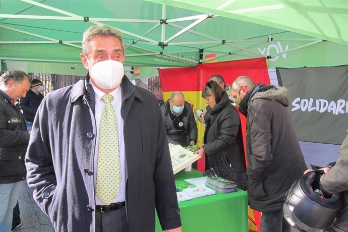 El presidente provincial de VOX Zaragoza, Julio Calvo, junto a las mesas informativas instaladas en la plaza de España de Zaragoza.
