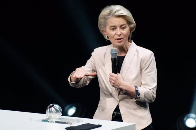 03 December 2021, North Rhine-Westphalia, Duesseldorf: President of the European Commission Ursula von der Leyen speaks on stage with the Honorary Award at the presentation of the German Sustainability Award 2021. Photo: Henning Kaiser/dpa