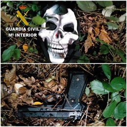 Careta y pistola simulada.