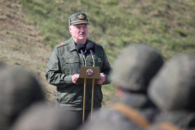 Archivo - Alexander Lukashenko presencia unas maniobras militares.