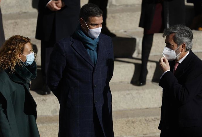 (I-D) La presidenta del Congreso, Meritxell Batet; el presidente del Gobierno, Pedro Sánchez y el presidente del Tribunal Supremo y del Consejo General del Poder Judicial (CGPJ), Carlos Lesmes, en el acto del Congreso por el aniversario de la Constituci