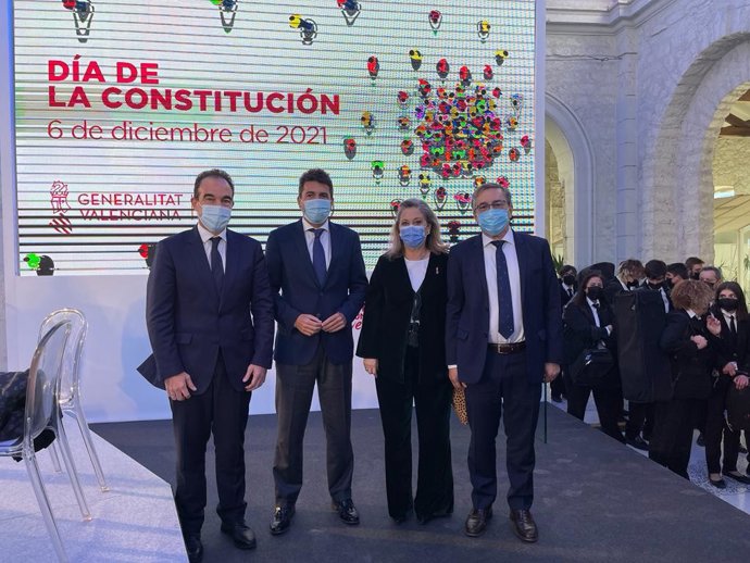 Carlos Mazón (centro) el Día de la Constitución