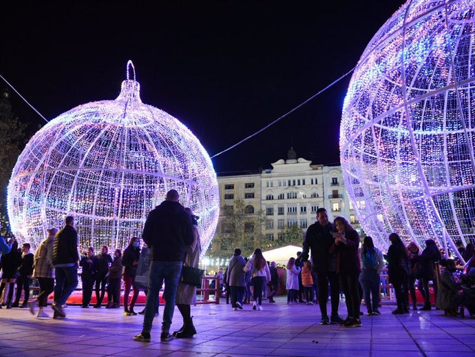 La Plaza del Ayuntamiento, en Valencia, brilla más que nunca esta Navidad