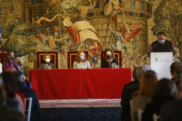 La delegada del Gobierno en Baleares, Aina Calvo; la presidenta del Govern, Francina Armengol, y la presidenta del Consell de Mallorca, Catalina Cladera.