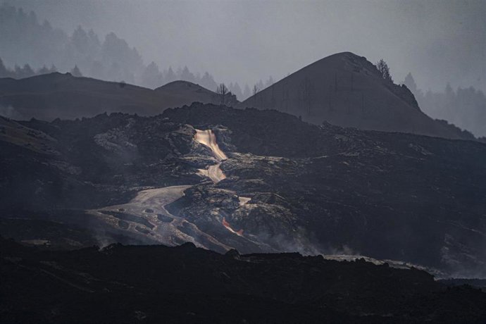 Una de las coladas del volcán de Cumbre Vieja, a 24 de noviembre de 2021, en Los Llanos de Aridane, Santa Cruz de Tenerife, Canarias, (España). El volcán de Cumbre Vieja, que el pasado 19 de septiembre comenzó a rugir, ha destrozado ya una superficie de