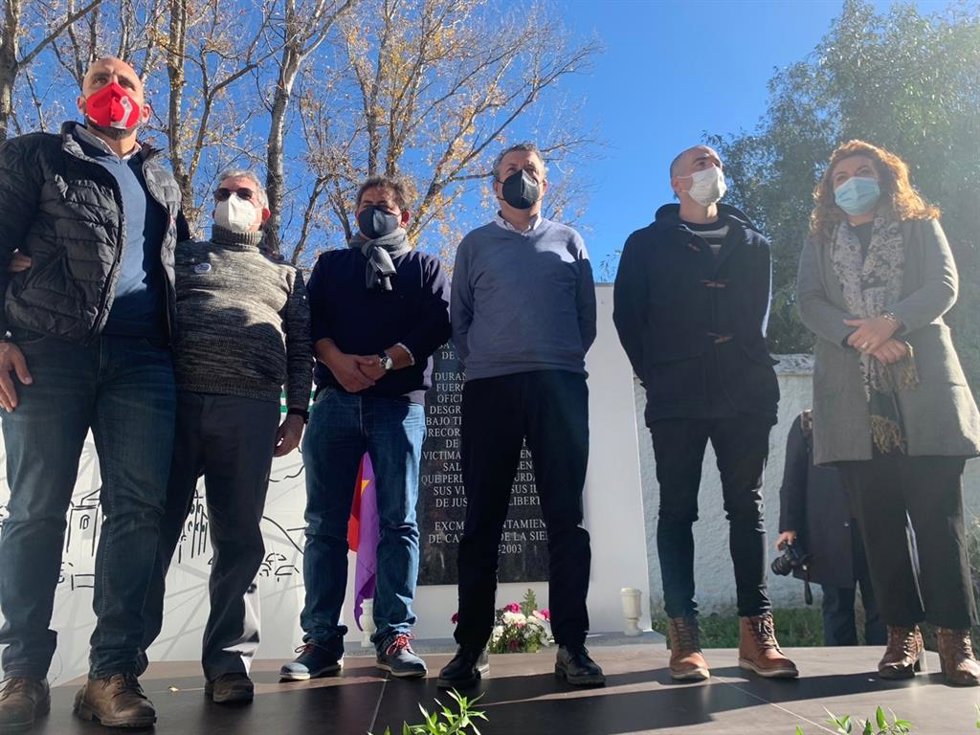 Acto de memoria democrática en el cementerio de Cazalla de la Sierra (Sevilla) con la participación del secretario general del PSOE de Sevilla, Javier Fernández.