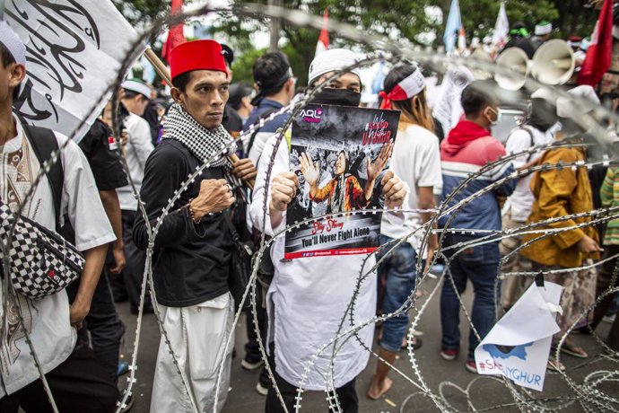 Archivo - 27 December 2019, Indonesia, South Jakarta: Indonesian Muslims gather in front of China's embassy in Jakarta to protest against the alleged repression of the Uighur ethnic group in western China. Photo: Donal Husni/ZUMA Wire/dpa