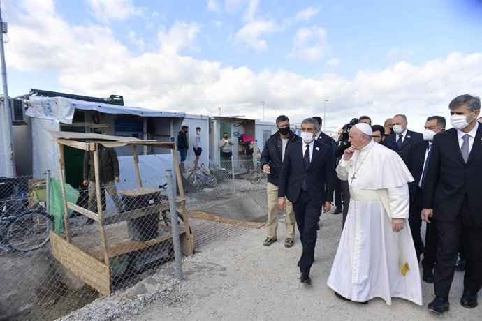 05 December 2021, Greece, Lesbos: Pope Francis (C)visits the Reception and Identification Centre (RIC) in Mytilene on the island of Lesbos, Greece. Pope Francis returns to the island of Lesbos, the migration flashpoint he first visited in 2016, to plea