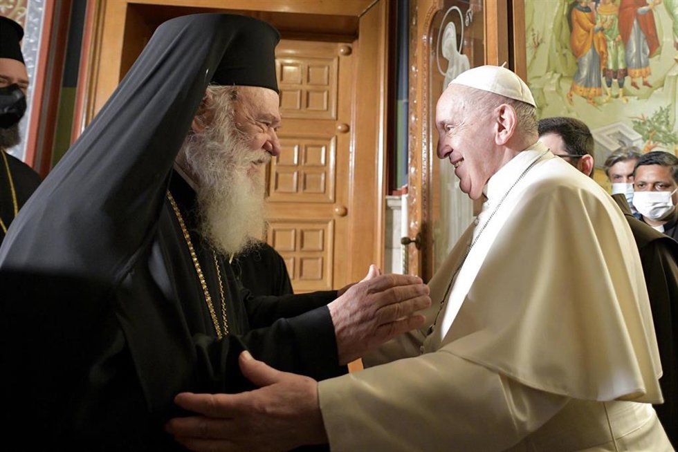 El Pope Francisco se encuentra con el arzobispo de la Iglesia Ortodoxa griega, Ieronimos II, en su visita al país