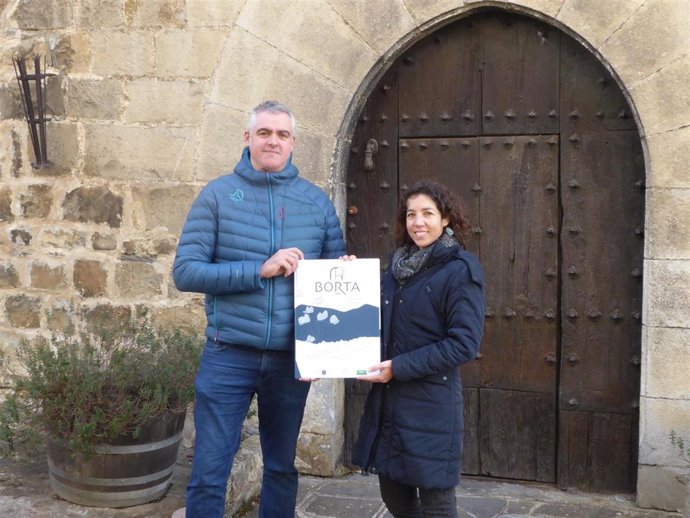 Eneko Egiguren, presidente de la Junta General del Valle de Roncal, y Beatriz Gallego antropóloga de Labrit Patrimonio, en la presentación del libro viajero 'Borta'.