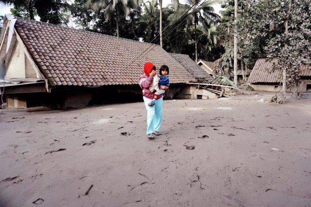 Casa soterrada en Lumajang (Indonèsia) després de l'erupció del volcà Semeru