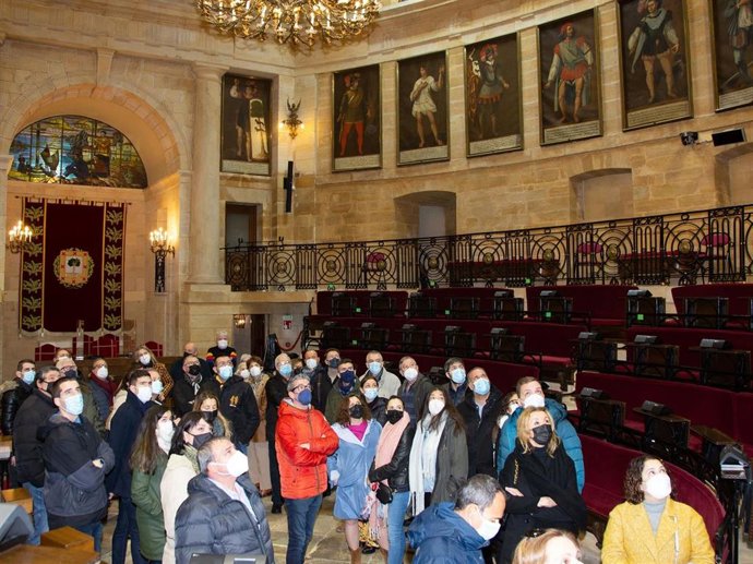 Participantes en el Congreso Internacional de Organizaciones de Festivales de Folkore visitan la Casa de Juntas de Gernika, en Bizkaia.
