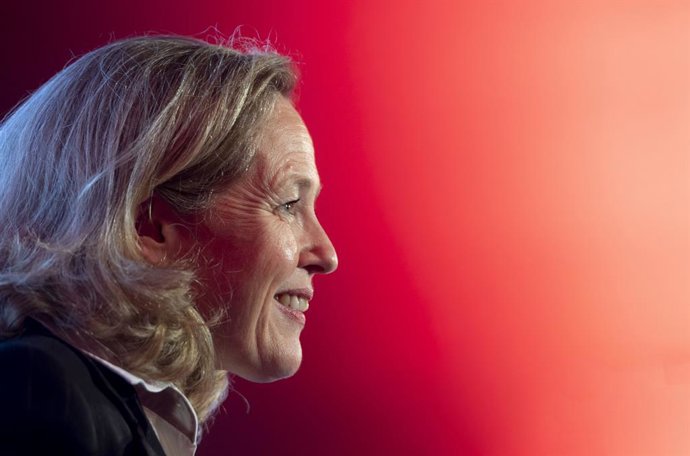 La vicepresidenta primera y ministra de Asuntos Económicos y Transformación Digital, Nadia Calviño, preside la entrega de la VI edición de los Premios Discapnet de Fundación ONCE a las Tecnologías Accesibles, en el Auditorio del Matadero de Madrid, a 22