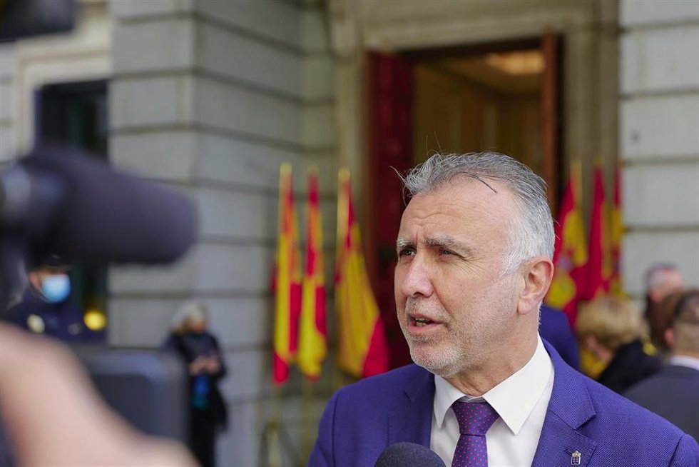 El presidente del Gobierno de Canarias, Ángel Víctor Torres, atiende a los periodistas en los actos conmemorativos del 'Día de la Constitución'