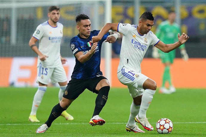 Archivo - 15 September 2021, Italy, Milan: Real madrid's Casemiro (R) and Inter's Lautaro Martinez battle for the ball during the UEFA Champions League group D soccer match between Inter Milan and Real Madrid at vSan Siro Stadium. Photo: -/LaPresse via 