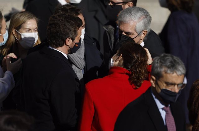  El president del PP, Pablo Casado;  el secretari quart de la Taula del Congrés, Adolfo Suárez Illana i la presidenta de la Comunitat de Madrid, Isabel Díaz Ayuso, en l'acte el Dia de la Constitució al Congrés, a 6 de desembre de 2021, a Madrid