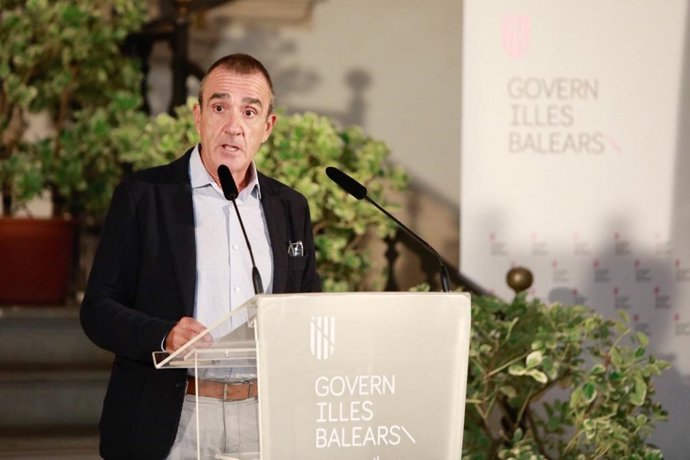 Archivo - El vicepresidente del Govern y conseller de Transición Energética, Sectores Productivos y Memoria Democrática, Juan Pedro Yllanes, durante una rueda de prensa.