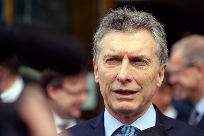 Archivo - FILED - 06 July 2016, Berlin: Then Argentinian President Mauricio Macri visits the branch of Mercedes-Benz in Berlin. Macri (2015-19) has been charged with illegal spying in connection with the submarine ARA San Juan, which sank in 2017. Photo