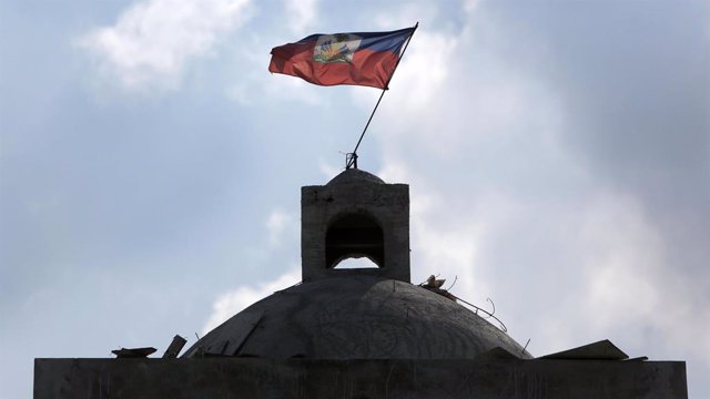 Archivo - Arxivo - Bandera d'Haití en una església de Port-au-Prince.