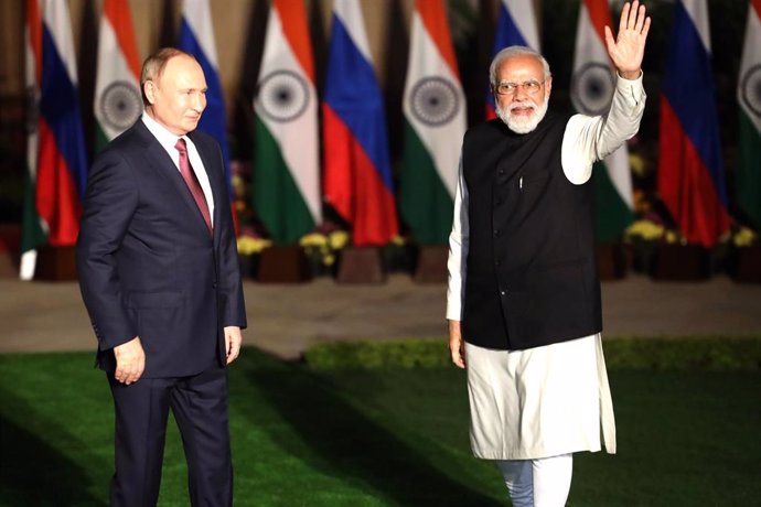 HANDOUT - 06 December 2021, India, New Delhi: Indian Prime Minister Narendra Modi (R) receives Russian President Vladimir Putin before their talks at the Hyderabad House in New Delhi Photo: -/Kremlin/dpa - ATTENTION: editorial use only and only if the 