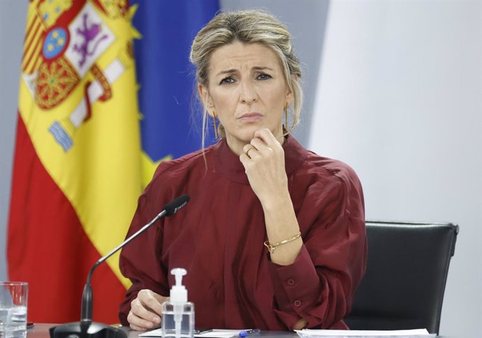 La vicepresidenta segunda y ministra de Trabajo y Economía Social, Yolanda Díaz, en una rueda de prensa posterior al Consejo de Ministros, en el Complejo de La Moncloa, a 3 de diciembre de 2021, en Madrid (España). Durante el Consejo de Ministros se ha 