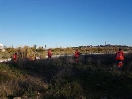 Voluntarios deCruz Roja peinan el terreno en busca de Pablo Sierra.