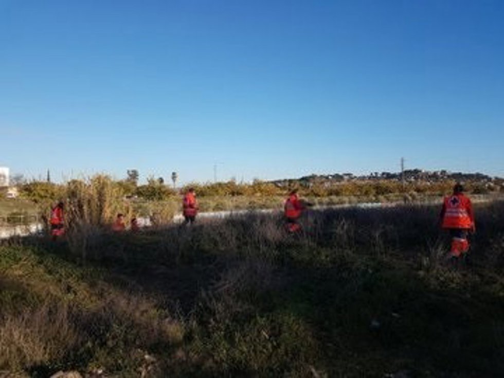 Voluntarios deCruz Roja peinan el terreno en busca de Pablo Sierra.