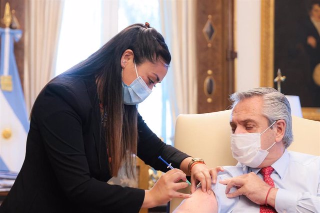 El presidente de Argentina, Alberto Fernández, recibe una dosis de refuerzo de la vacuna contra la COVID-19