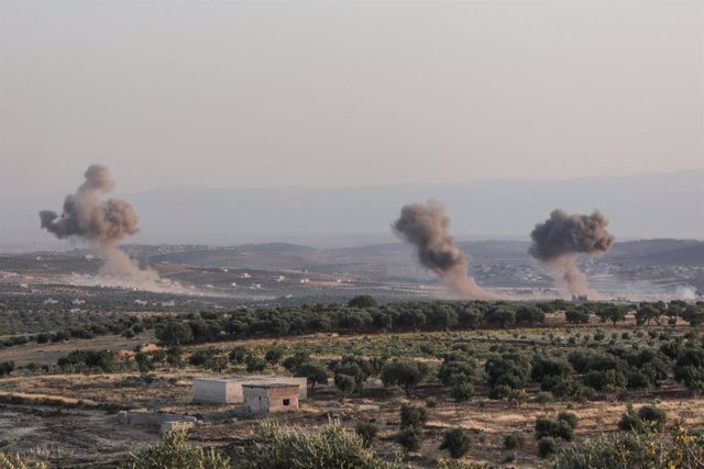 Archivo - Imagen de archivo de varias columnas de humo tras un ataque contra Siria.