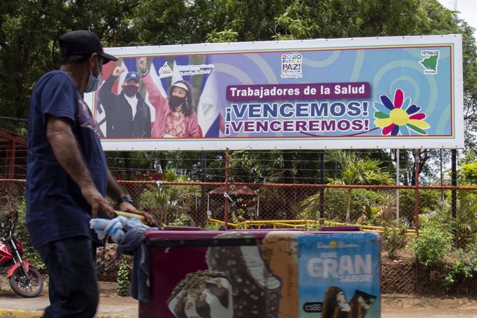 Archivo - Cartel con la imagen de Daniel Ortega y Rosario Murillo en Managua, Nicaragua