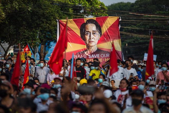 Archivo - Imagen de archivo de una protesta a favor de Suu Kyi y la NLD birmana.