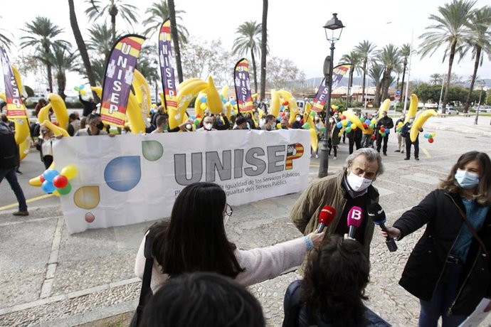 El presidente del sindicato de médicos Simebal, Miguel Lázaro, ofrece declaraciones a los medios durante una concentración frente al Consolat del Mar. 