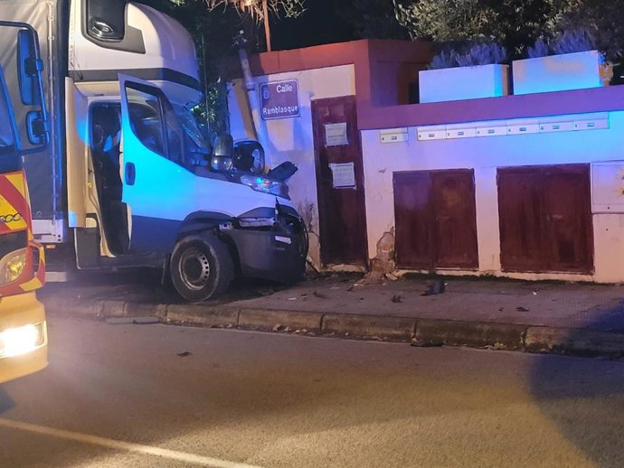 Herido el conductor de una furgoneta al salirse de la vía y empotrarse contra un cuadro eléctrico y una casa en Logroño