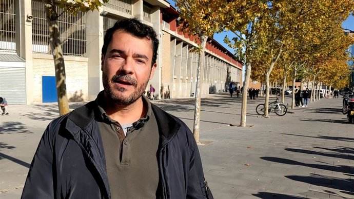 El presidente de CHA-Zaragoza, Chuaquín Bernal, delante del actual estadio de fútbol de La Romareda.