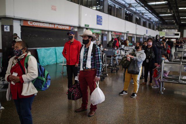 Archivo - Un grupo de pasajeros del Aeropuerto Internacional de Bogotá durante la reciente apertura de aeropuertos en Colombia.