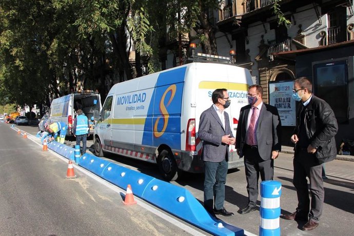 El delegado Juan Carlos Cabrera, en el Paseo Colón, donde se han empezado a instalar los nuevos separadores.