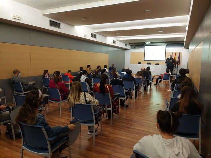 Los ganadores y finalistas del concurso de relato y dibujo de la Policía Local visitan las instalaciones policiales.