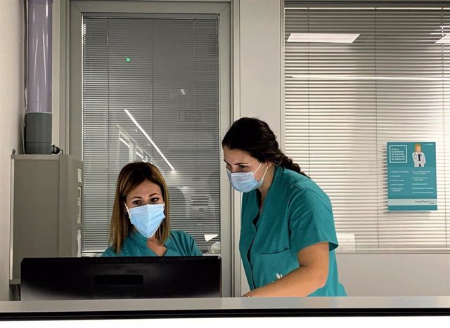 Dos enfermeras consultan la herramienta para la detección precoz de la sepsis.